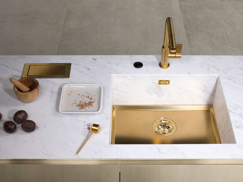 Foster-Stahl und Carrara-Marmor