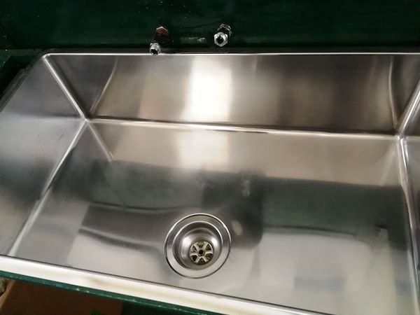 Nach dem Abspülen die Oberfläche trocknen. Denken Sie daran, dass es bei hartnäckigeren Rückständen notwendig ist, die Behandlung mehrmals zu wiederholen.