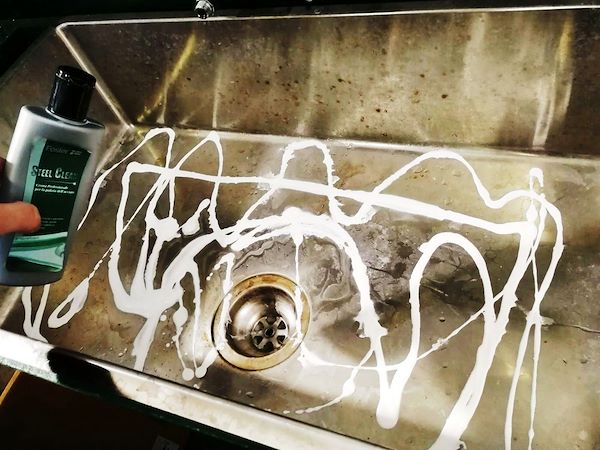 Eine gute Menge Creme auf den Stahl gießen (je nach der zu behandelnden Oberfläche)