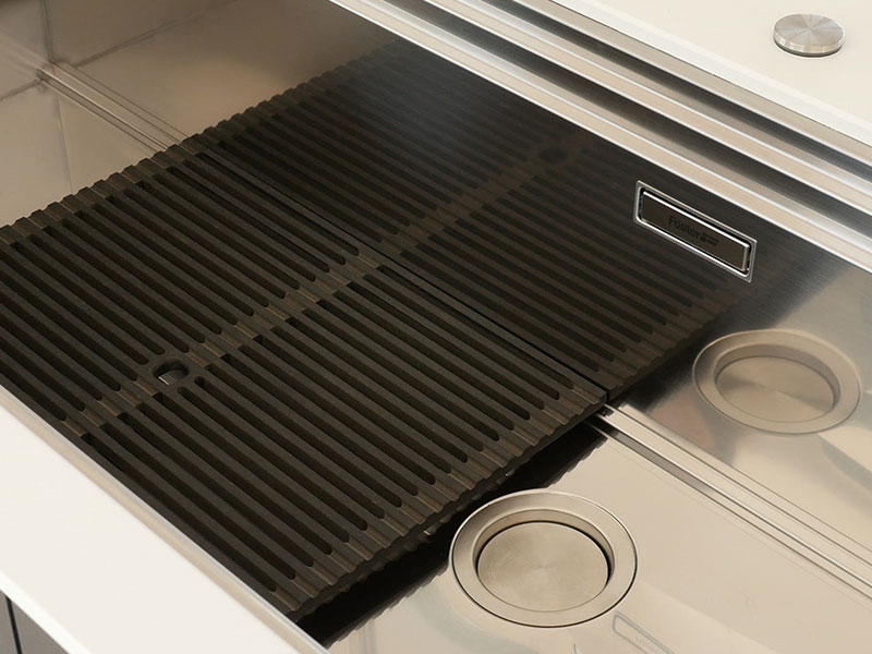 Perfekte Abtropffläche mit schwarzen Foster-Gittern