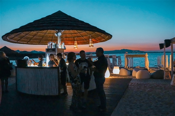 Foster und Zero Barriere präsentieren die luxuriöse Outdoor-Kollektion von Foster