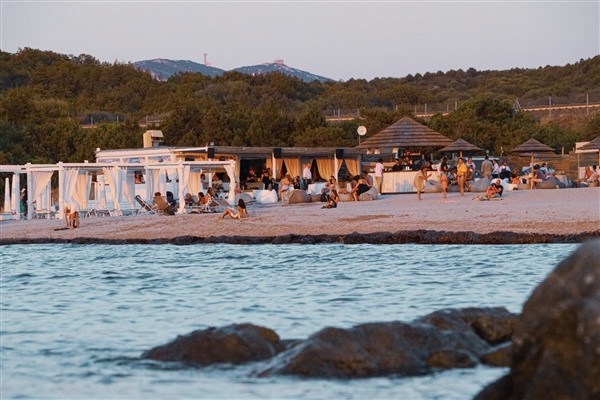 Foster und Zero Barriere präsentieren die luxuriöse Outdoor-Kollektion von Foster