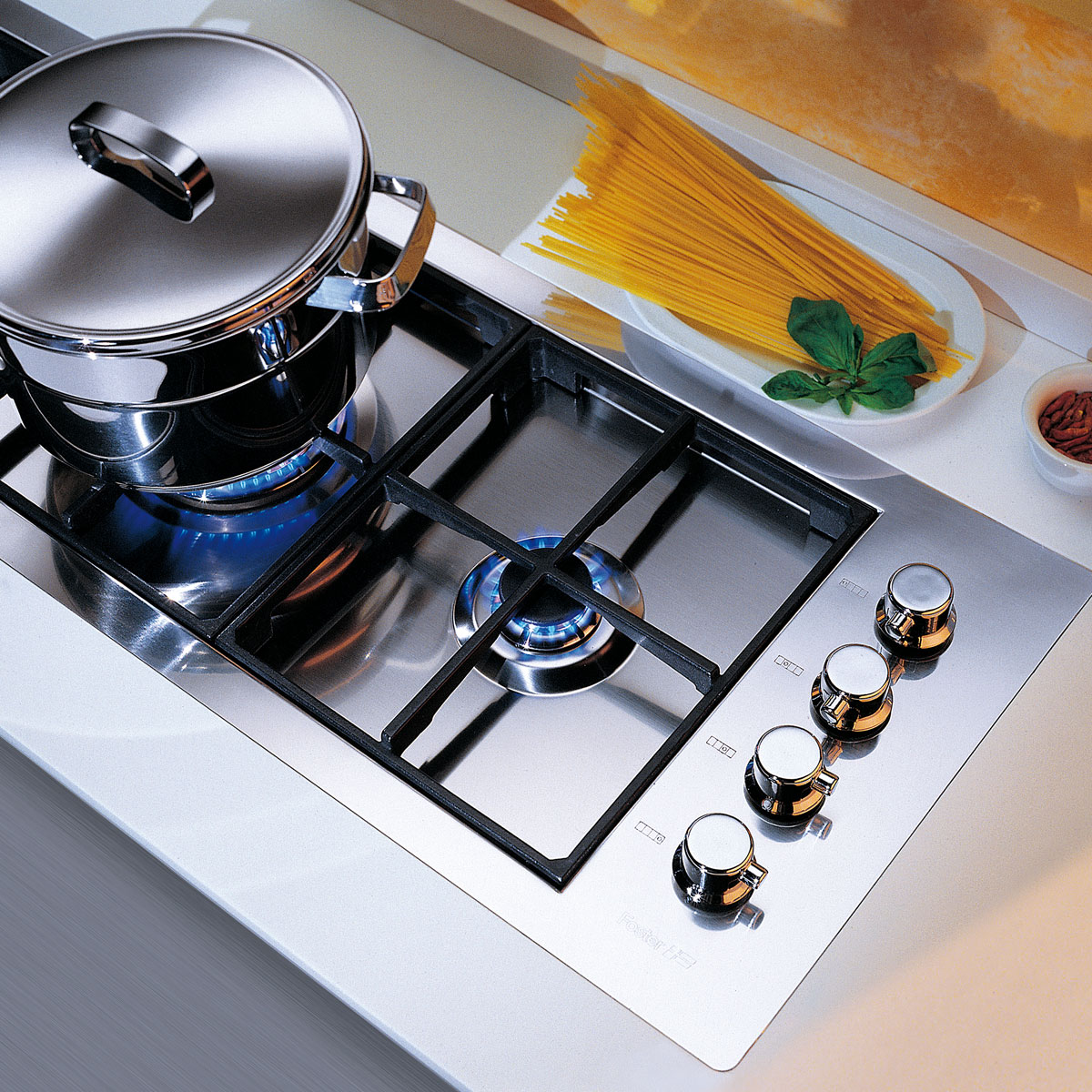 Das Kochfeld mit in Reihe angeordneten Brennern: Kochfelder Quadra